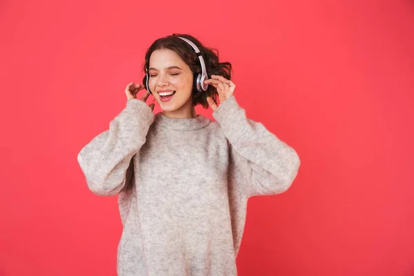 Retrato de una joven alegre de pie —  Fotos de Stock