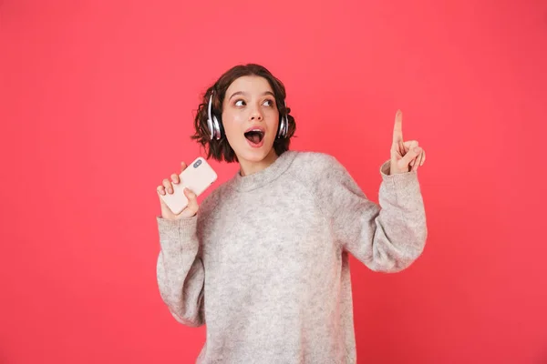 Porträt einer fröhlichen jungen Frau im Stehen — Stockfoto