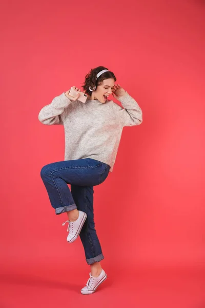 Retrato de larga duración de una joven feliz —  Fotos de Stock