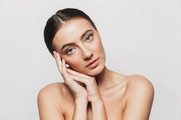 Retrato de belleza de una mujer joven y bonita —  Fotos de Stock