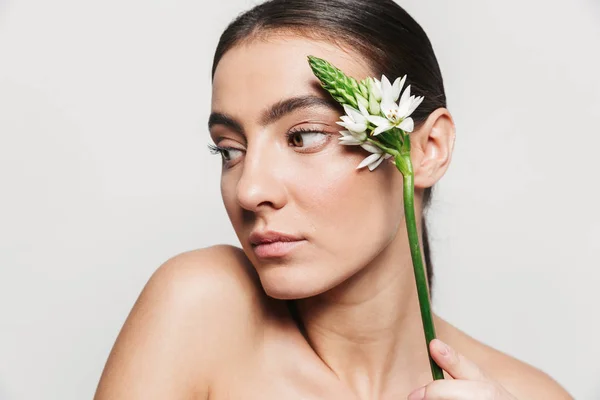 Retrato de belleza de una joven morena atractiva y saludable —  Fotos de Stock