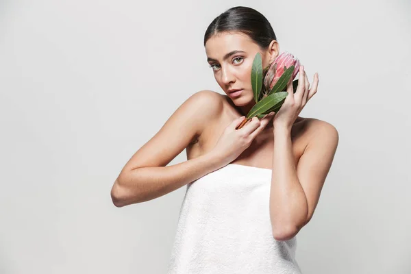 Retrato de belleza de una joven morena atractiva y saludable —  Fotos de Stock