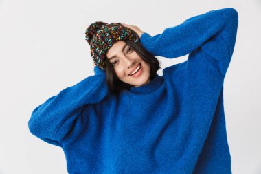 Çekici kadın 30'lu giyen kış şapka ızg gülümseyen portresi