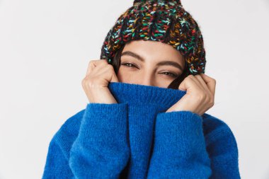 Güzel 30s giyen kış şapka gülümseyen kadın portresi süre