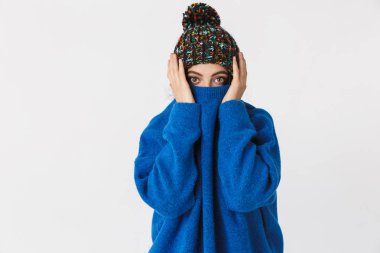 Beyaz 30'lu giyen kış şapka gülümseyen kadın portresi süre