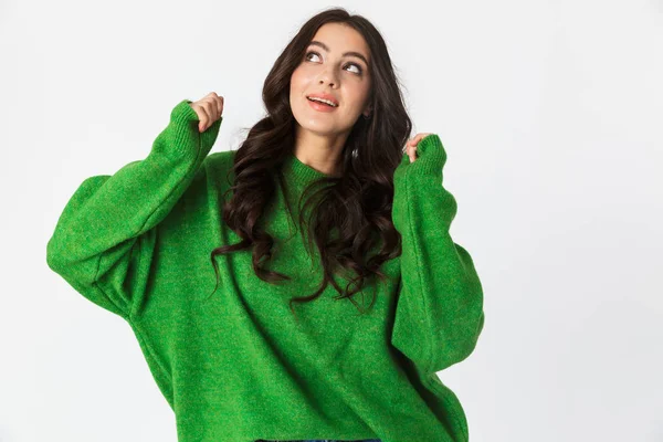 Bella giovane donna vestita in maglione verde posa isolata su sfondo muro bianco . — Foto Stock