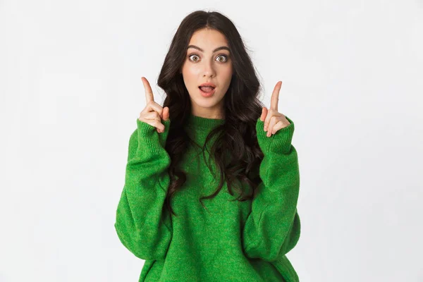 Bela chocado jovem mulher vestida em verde suéter posando isolado sobre branco parede fundo . — Fotografia de Stock