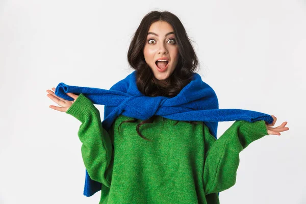 Bella scioccato giovane donna vestita in maglione verde posa isolata su sfondo muro bianco . — Foto Stock