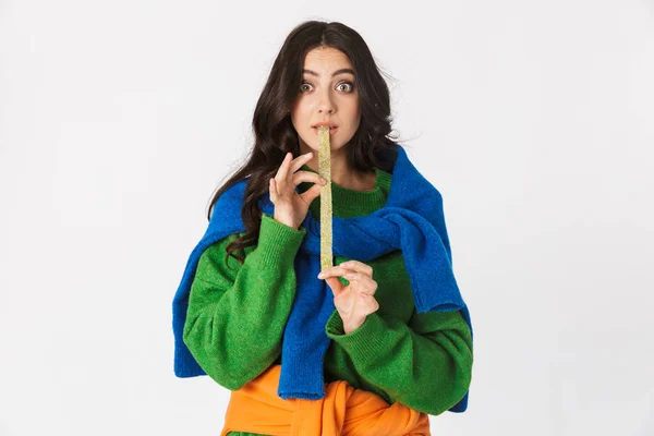 Portrait de jeune femme trentaine en vêtements colorés mâchant gomme longue — Photo