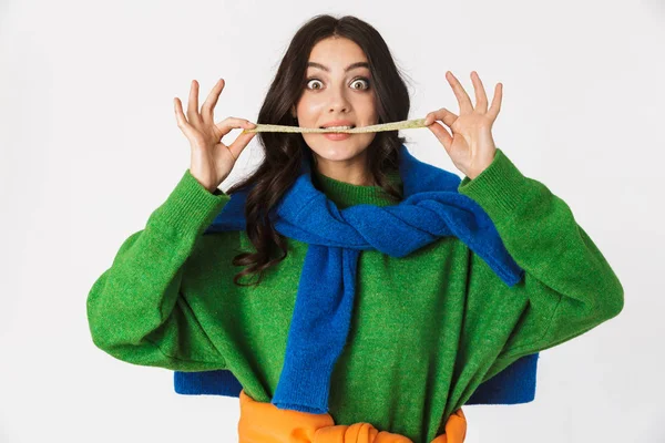 Porträtt av kaukasisk kvinna 30s i färgglada kläder tuggar länge — Stockfoto