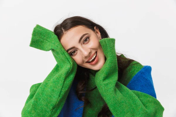 Imagem de mulher sorridente de 30 anos em roupas coloridas apoiando a cabeça — Fotografia de Stock