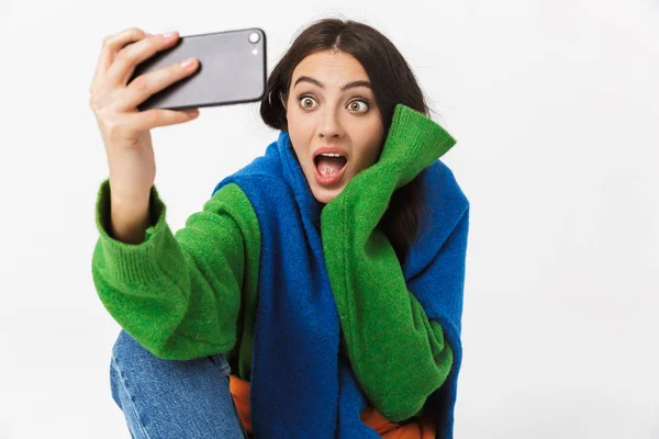 Image de femme optimiste 30s en vêtements colorés assis sur le — Photo