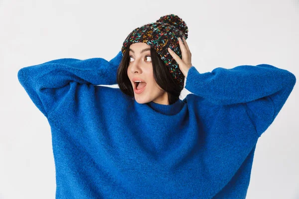 Porträtt av glada kvinna 30s bär vinter mössa leende tag — Stockfoto