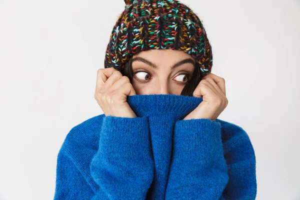 Portrét pozitivní žena 30s nosit zimní čepice usmívá při — Stock fotografie