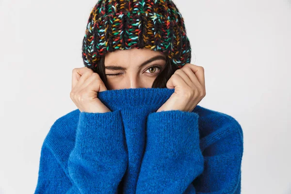 Retrato de mulher alegre 30 anos usando chapéu de inverno sorrindo enquanto st — Fotografia de Stock