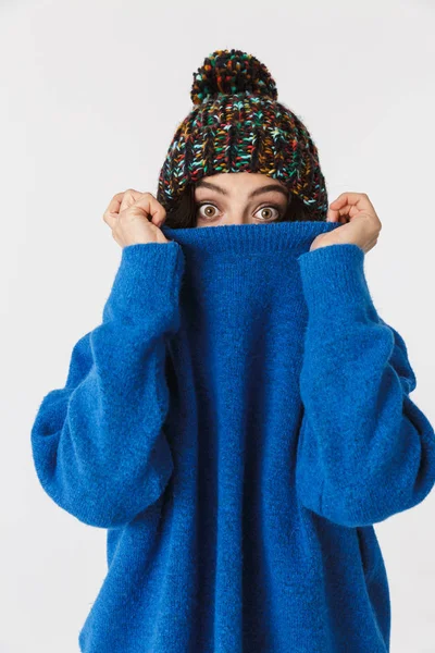 Portret van de optimistische vrouw 30s dragen winter muts glimlachend gebruikswoord — Stockfoto