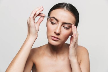 Beyaz arka plan üzerinde izole duran sağlıklı çekici esmer kadın kendine iyi bak onu deri