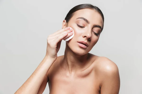 Retrato de belleza de una joven morena atractiva y saludable —  Fotos de Stock