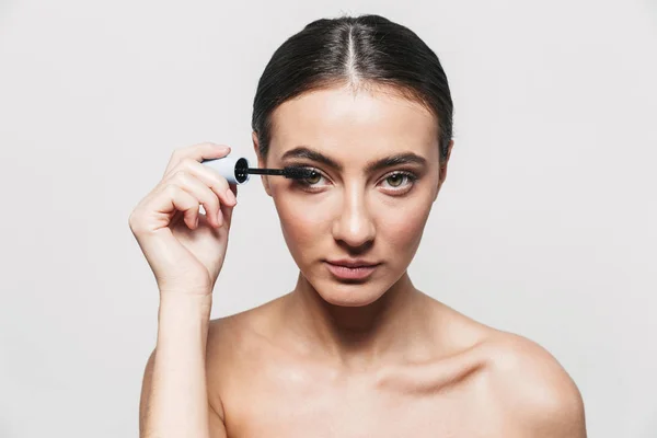 Portrait de beauté d'une jeune femme brune attrayante et saine — Photo