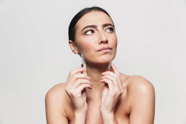 Portrait de beauté d'une jeune femme brune attrayante et saine — Photo