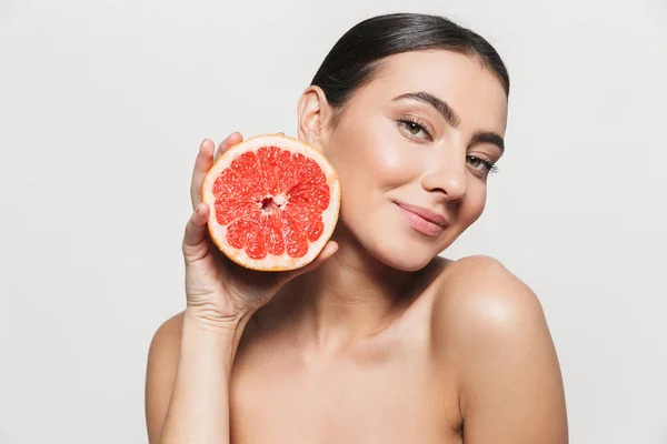 Retrato de belleza de una joven morena atractiva y saludable — Foto de Stock