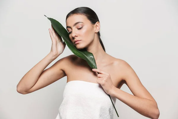 Retrato de belleza de una joven morena atractiva y saludable — Foto de Stock