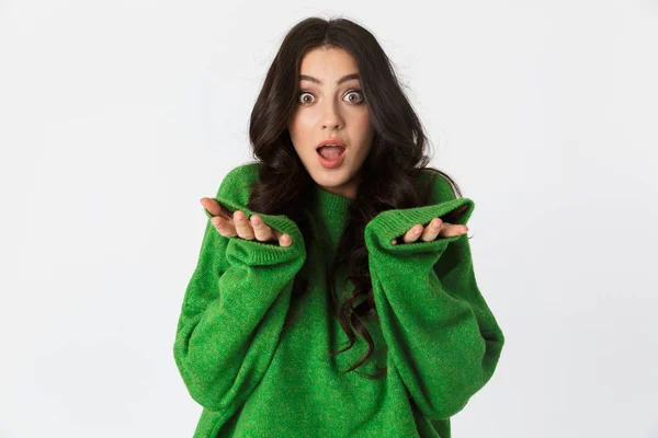 Bela chocado jovem mulher vestida em verde suéter posando isolado sobre branco parede fundo . — Fotografia de Stock