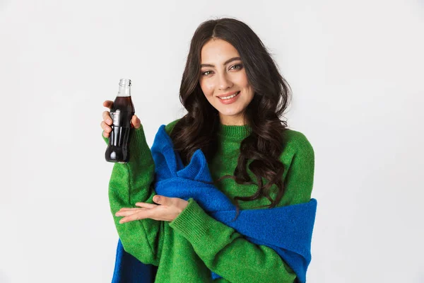 Retrato de mulher otimista de 30 anos em roupas casuais segurando refrigerante — Fotografia de Stock