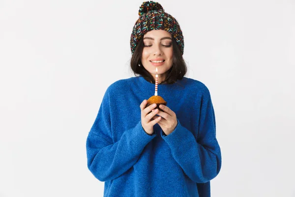 Portrét pozitivní žena 30s nosit zimní čepice drží Naro — Stock fotografie
