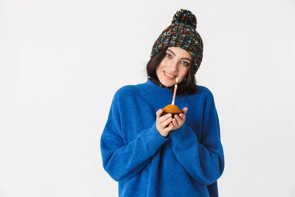 Portrét mladé ženy 30s nosit zimní čepice drží narozeniny — Stock fotografie