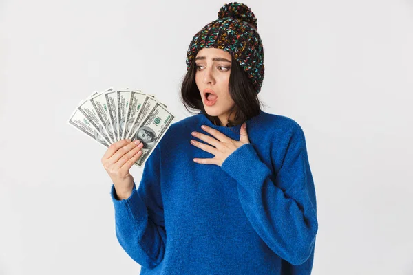 Retrato de mujer excitada 30s usando sombrero de invierno sosteniendo ventilador de — Foto de Stock