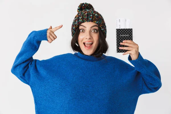 Portret van opgewonden vrouw 30s dragen winter hoed bedrijf bedrijf — Stockfoto