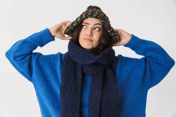 Портрет оптимистической женщины 30 лет в зимней шляпе и обернутой — стоковое фото