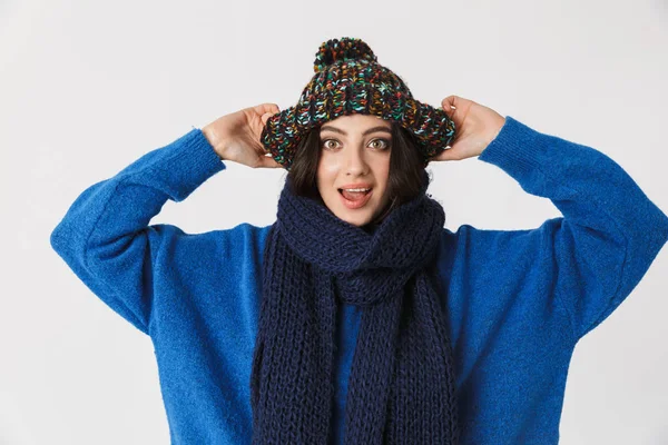 Porträtt av glada kvinna 30s bär vinter mössa och insvept i — Stockfoto