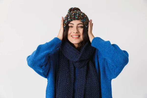 Kaukázusi nő 30s télen visel kalapot, és csomagolják azt portréja — Stock Fotó