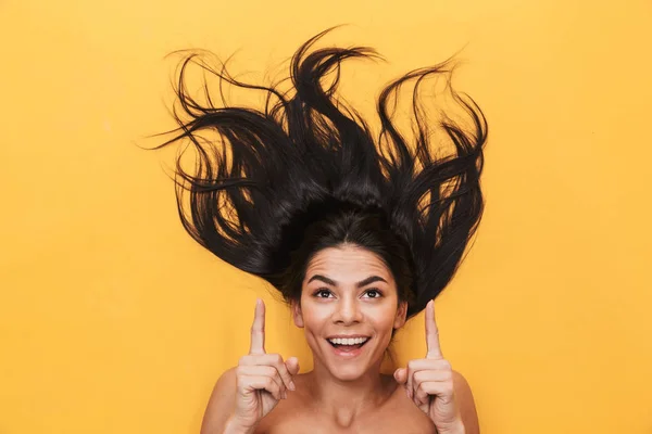 Jovem chocada encontra-se isolada no fundo amarelo. Conceito de cabelo saudável . — Fotografia de Stock