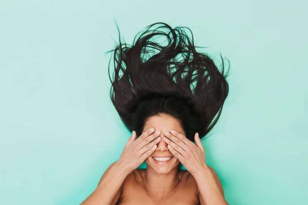 Egy gyönyörű fiatal barna félmeztelen nőt felülnézet — Stock Fotó