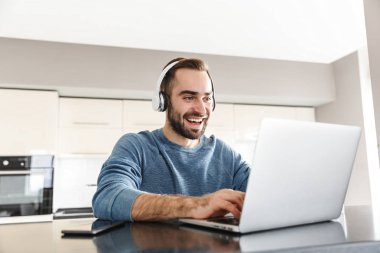 Mutlu yakışıklı adam serbest meslek