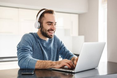 Mutlu yakışıklı adam serbest meslek