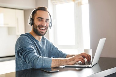 Mutlu yakışıklı adam serbest meslek