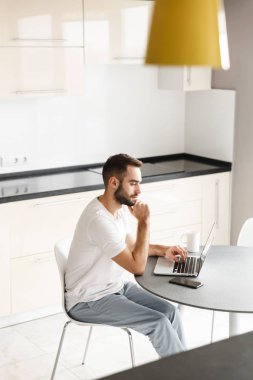 Mutlu yakışıklı adam serbest meslek