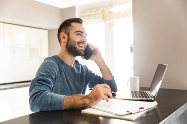 Mutlu yakışıklı adam serbest meslek