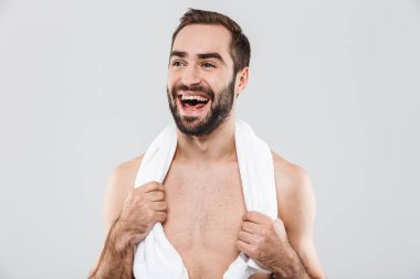 Genç yakışıklı bir sakallı gömleksiz adam yakın çekim