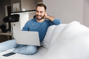 Çekici bir genç adam rahatlatıcı