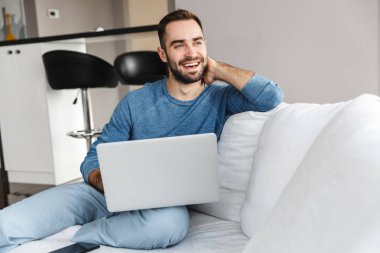 Çekici bir genç adam rahatlatıcı