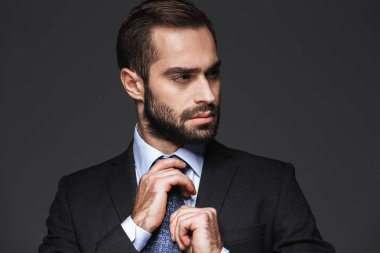 Yakışıklı bir genç gülümseyen iş adam yakın çekim