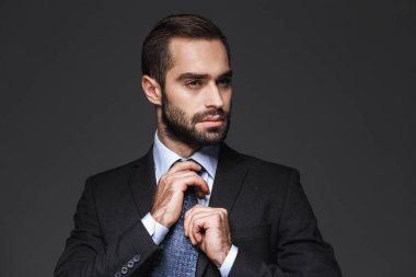 Yakışıklı bir genç gülümseyen iş adam yakın çekim