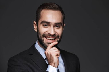 Yakışıklı bir genç gülümseyen iş adam yakın çekim