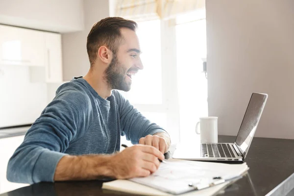 Lycklig stilig man frilansare — Stockfoto