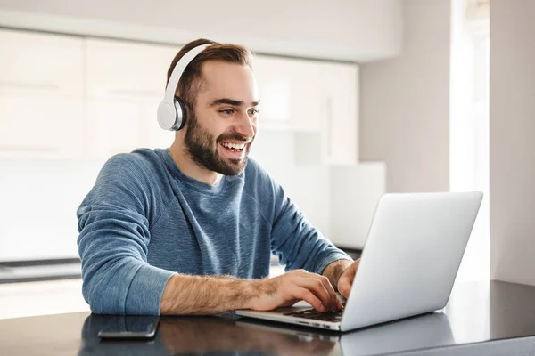 Freelancer homem bonito feliz — Fotografia de Stock